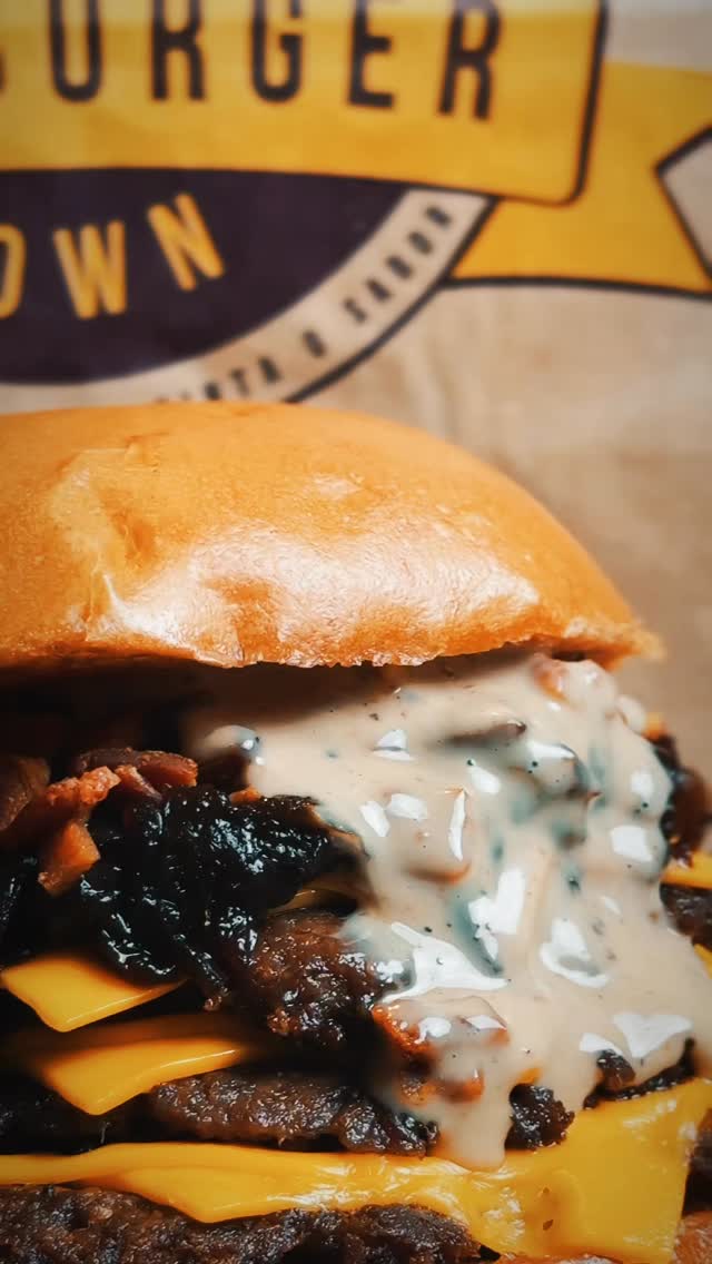 Close de burger artesanal com molho cremoso