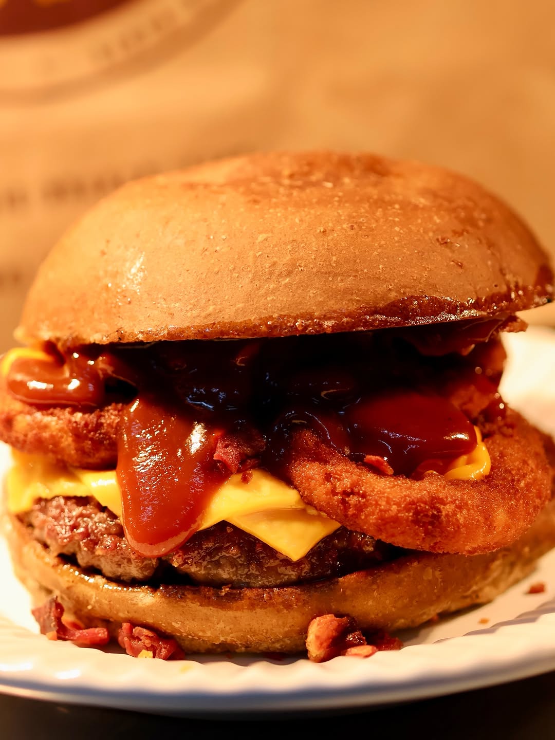 Sydney Burger da The Burger Town com cheddar, bacon, onion rings e barbecue