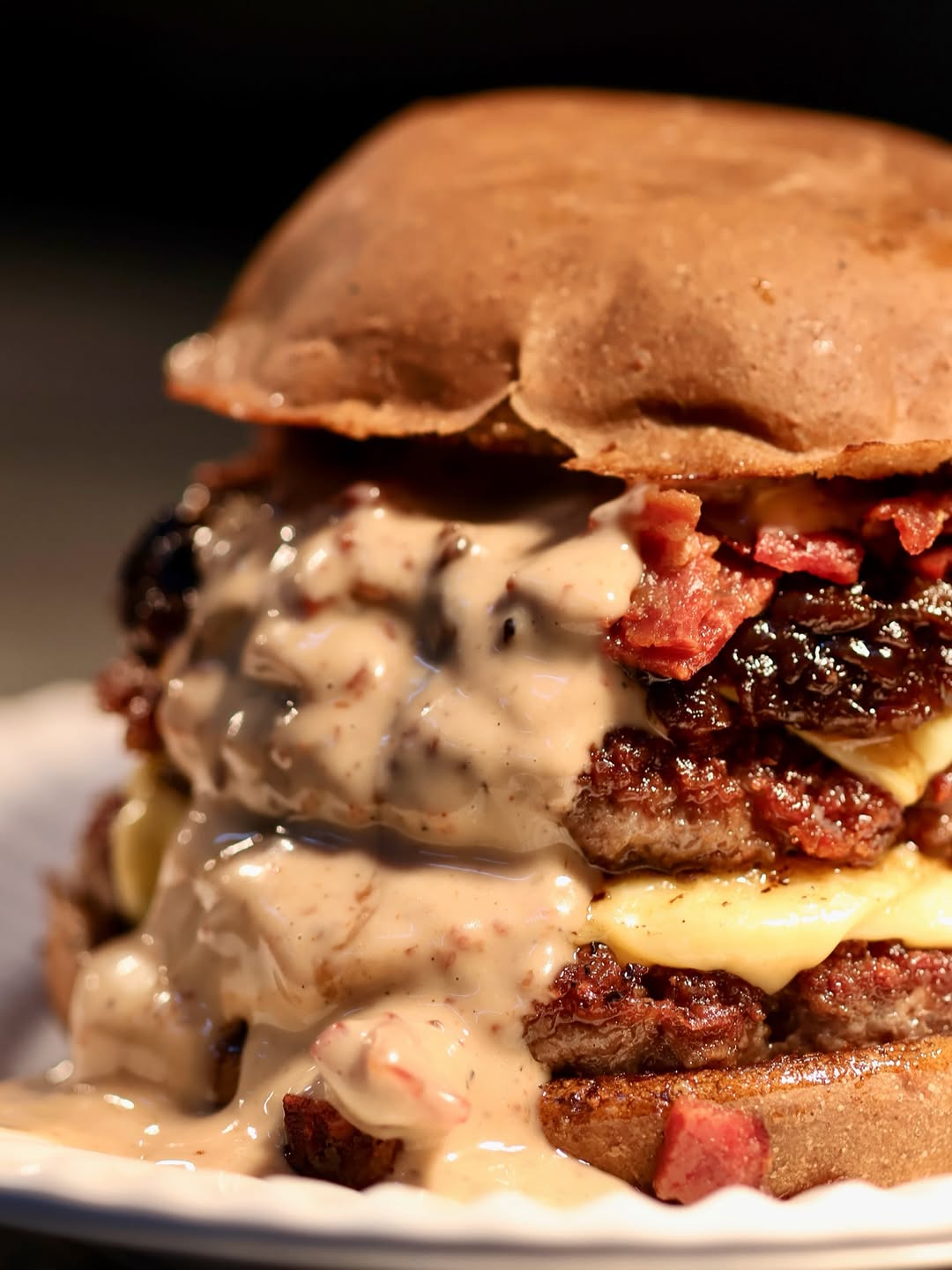 Burger triplo da The Burger Town com queijo, bacon e molho da casa